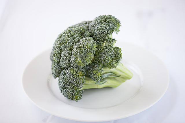 Est-ce qu'on peut manger du brocoli cru? 